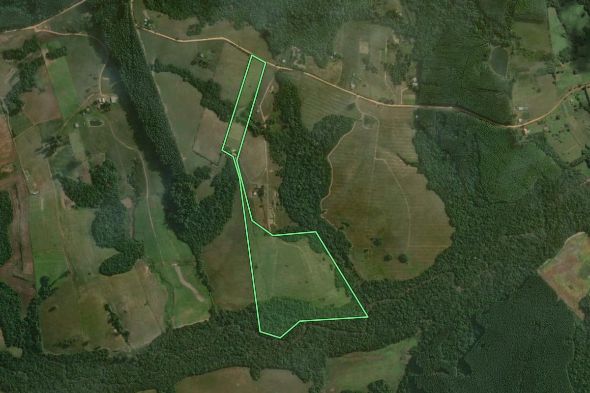 Imagem de satélite do imóvel rural em São Jerônimo (RS), com o contorno declarado no CAR desenhado por cima.