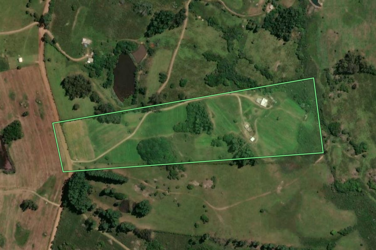 Imagem de satélite do imóvel rural em São Jerônimo (RS), com o contorno declarado no CAR desenhado por cima.