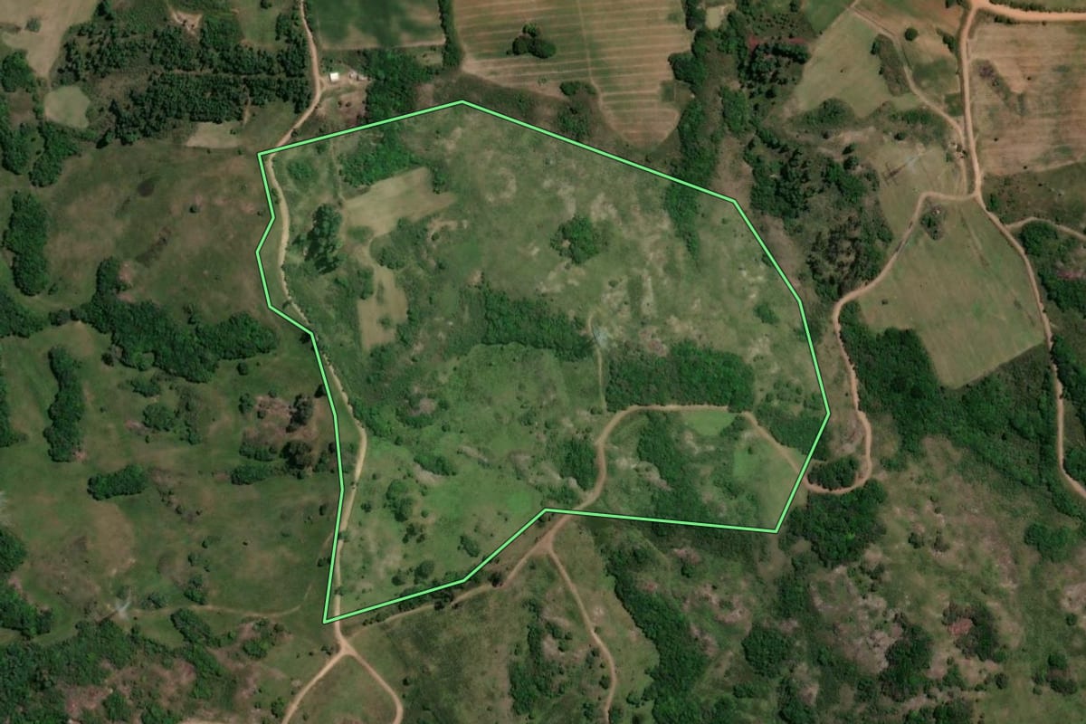 Imagem de satélite do imóvel rural em São Jerônimo (RS), com o contorno declarado no CAR desenhado por cima.