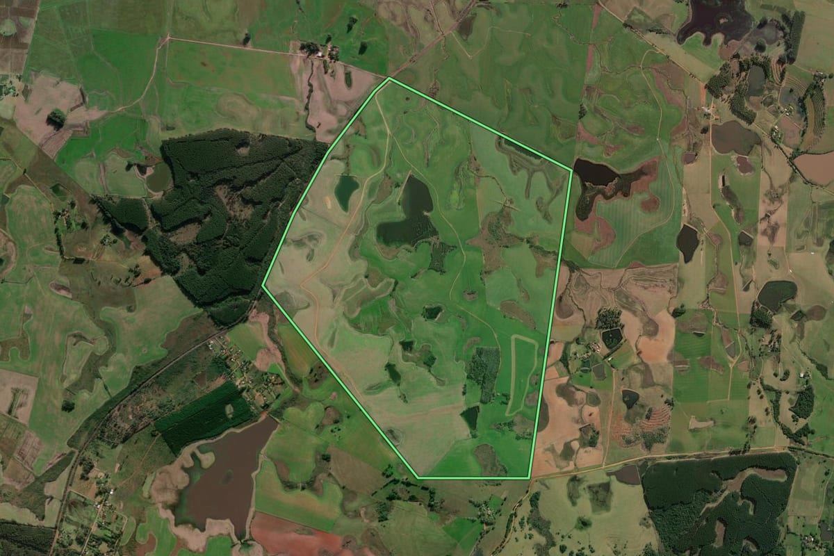 Imagem de satélite do imóvel rural em São Jerônimo (RS), com o contorno declarado no CAR desenhado por cima.