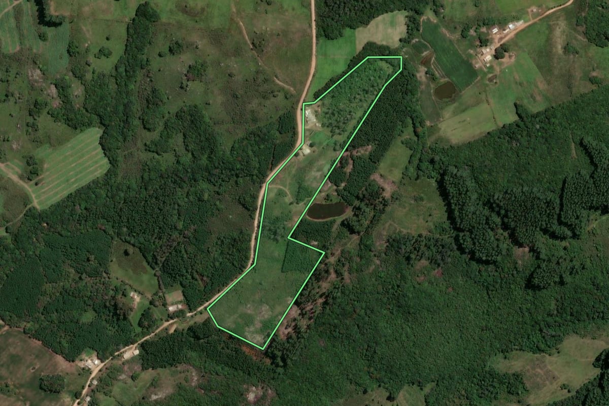 Imagem de satélite do imóvel rural em São Jerônimo (RS), com o contorno declarado no CAR desenhado por cima.
