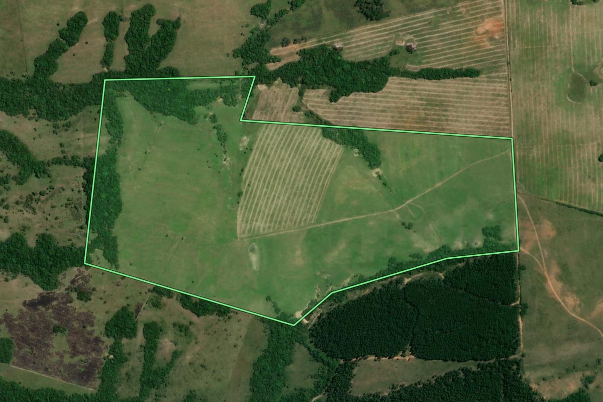 Imagem de satélite do imóvel rural em São Jerônimo (RS), com o contorno declarado no CAR desenhado por cima.