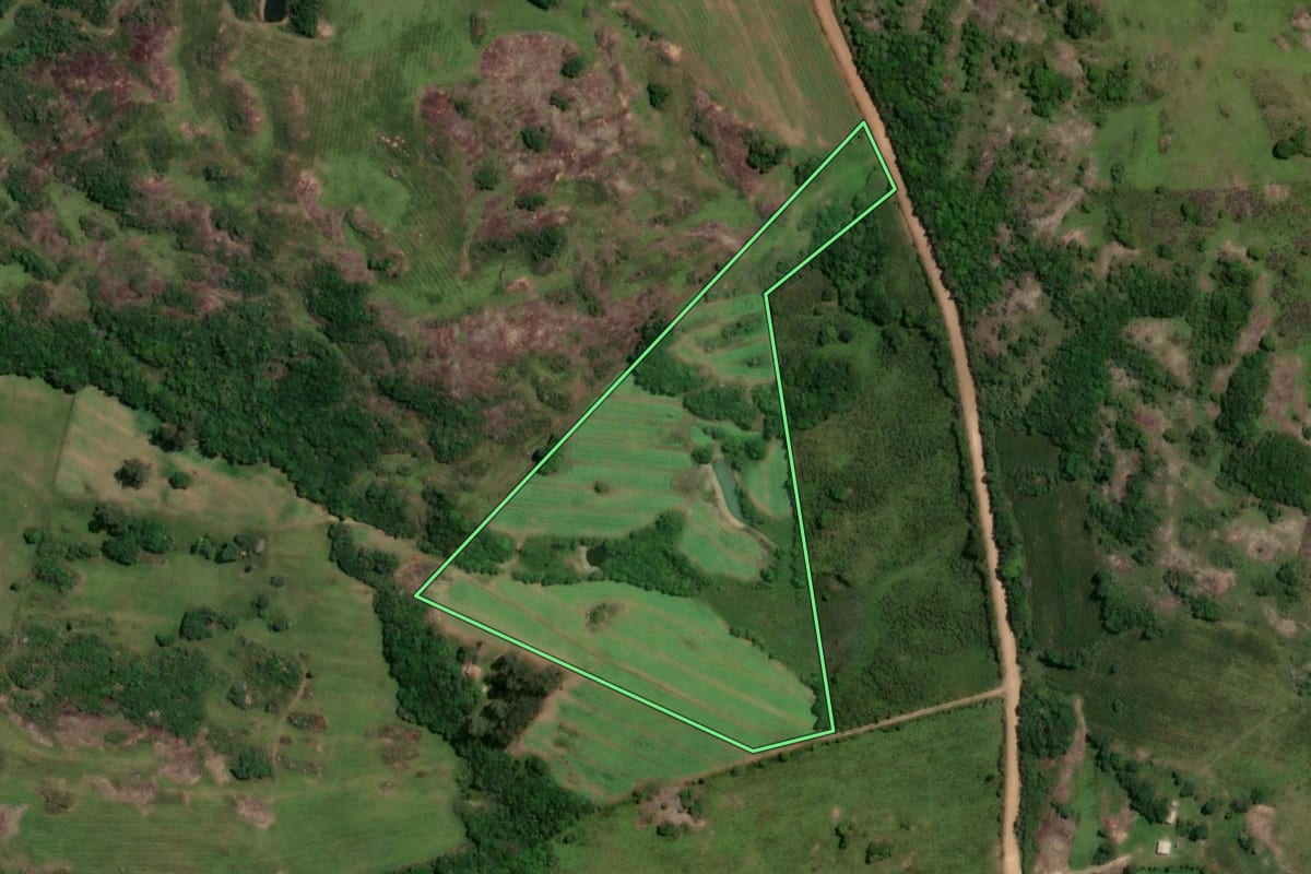 Imagem de satélite do imóvel rural em São Jerônimo (RS), com o contorno declarado no CAR desenhado por cima.