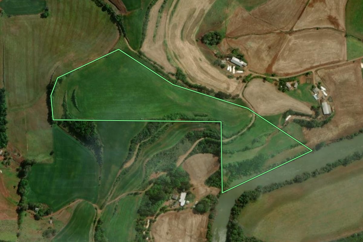 Imagem de satélite do imóvel rural em São João da Urtiga (RS), com o contorno declarado no CAR desenhado por cima.