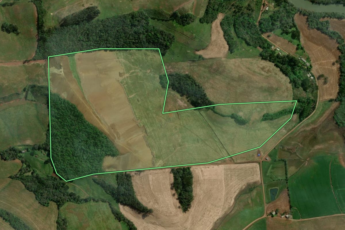 Imagem de satélite do imóvel rural em São João da Urtiga (RS), com o contorno declarado no CAR desenhado por cima.