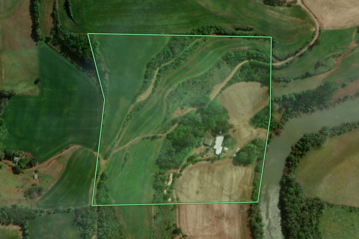 Imagem de satélite do imóvel rural em São João da Urtiga (RS), com o contorno declarado no CAR desenhado por cima.