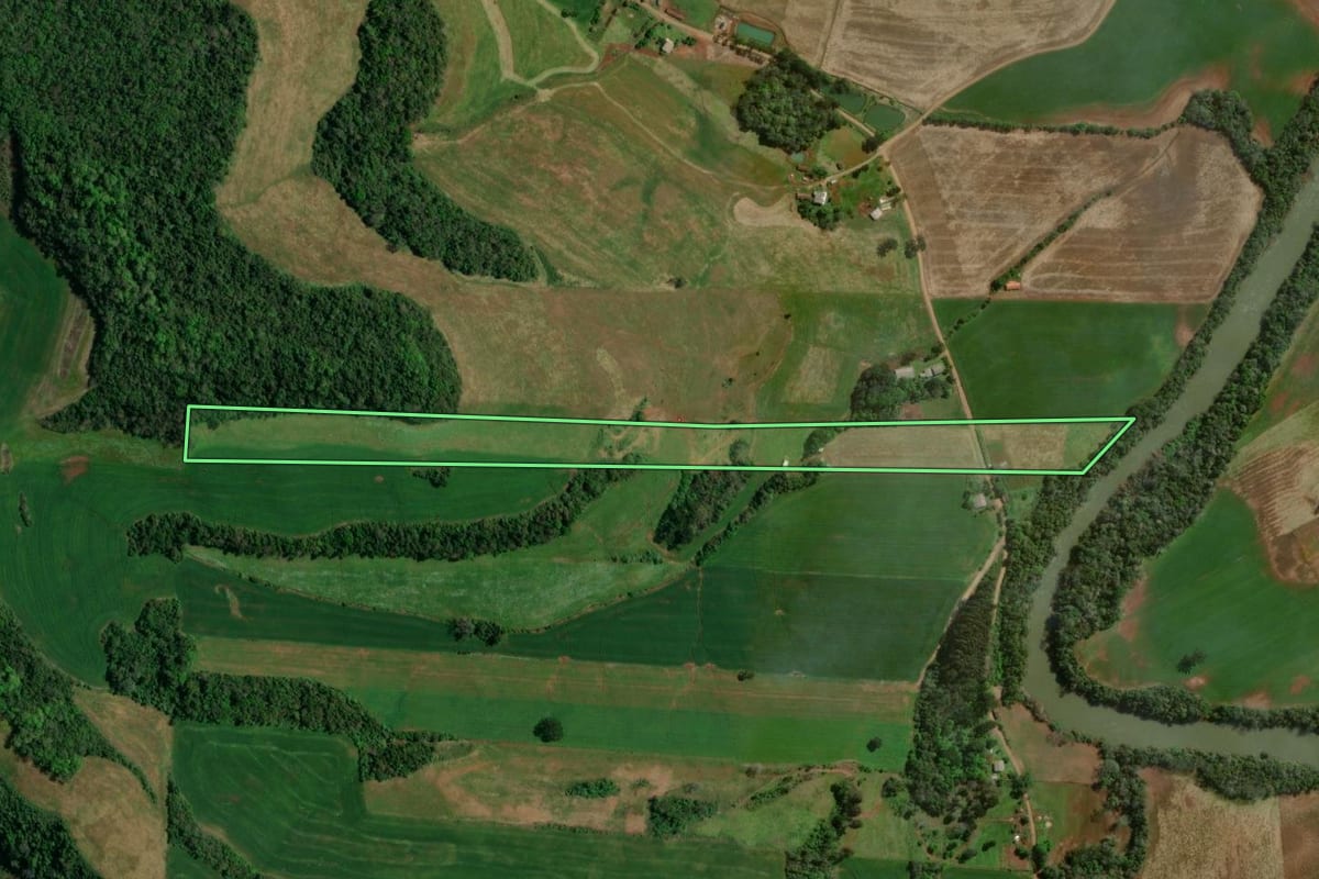 Imagem de satélite do imóvel rural em São João da Urtiga (RS), com o contorno declarado no CAR desenhado por cima.