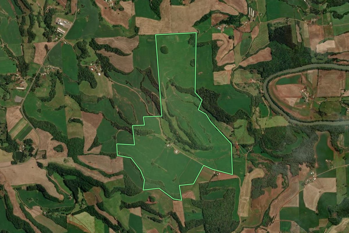 Imagem de satélite do imóvel rural em São João da Urtiga (RS), com o contorno declarado no CAR desenhado por cima.