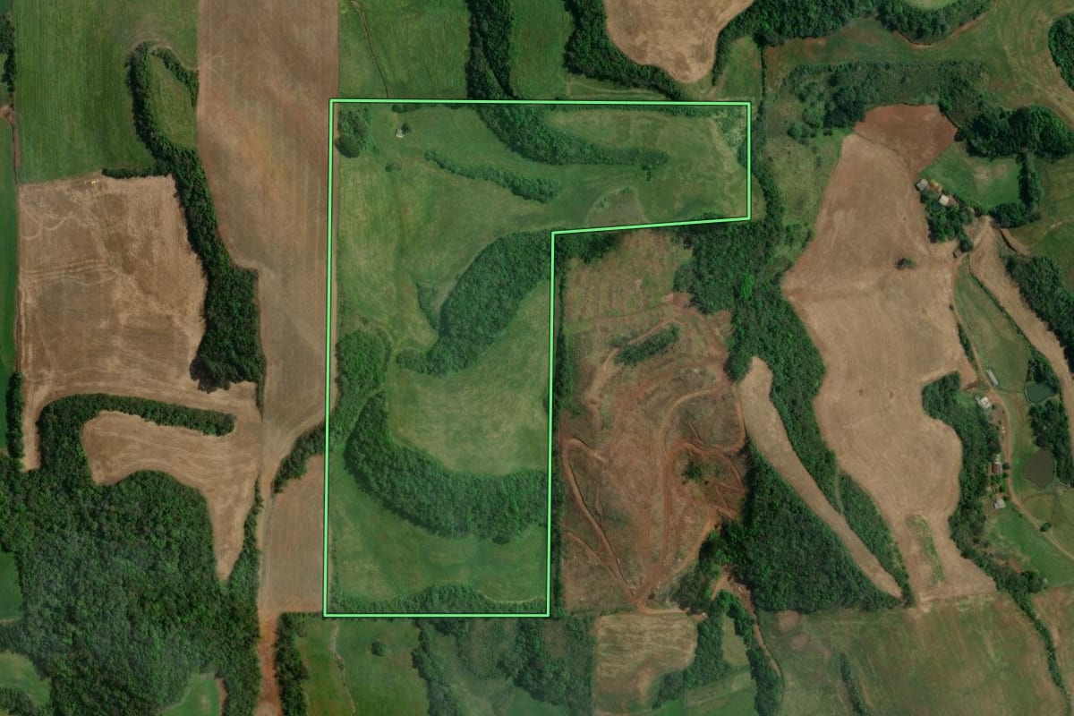 Imagem de satélite do imóvel rural em São João da Urtiga (RS), com o contorno declarado no CAR desenhado por cima.