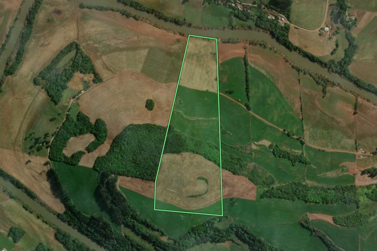 Imagem de satélite do imóvel rural em São João da Urtiga (RS), com o contorno declarado no CAR desenhado por cima.