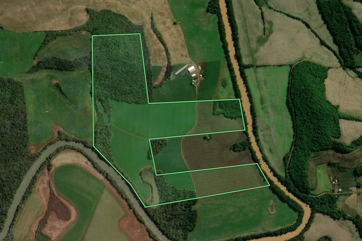 Imagem de satélite do imóvel rural em São João da Urtiga (RS), com o contorno declarado no CAR desenhado por cima.