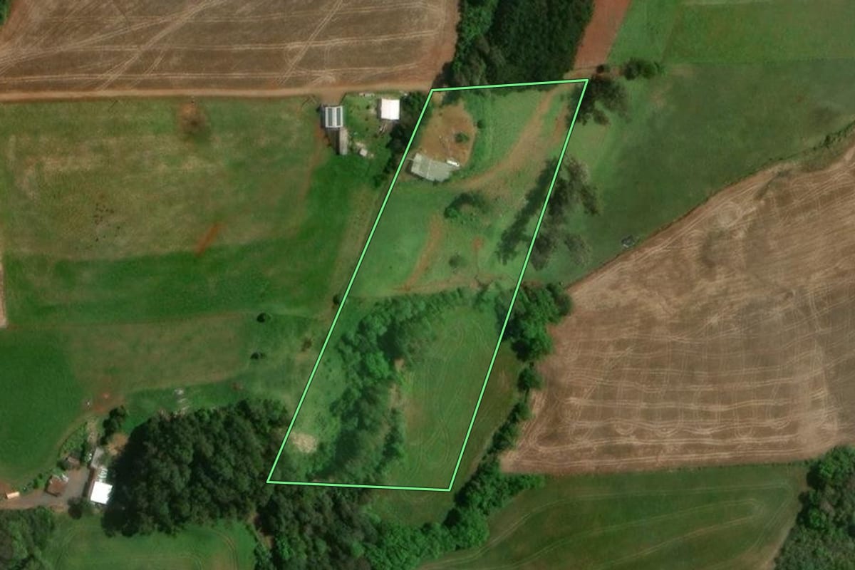 Imagem de satélite do imóvel rural em São João da Urtiga (RS), com o contorno declarado no CAR desenhado por cima.