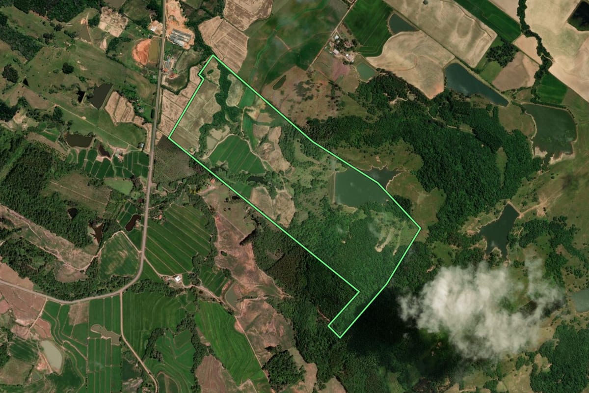 Imagem de satélite do imóvel rural em São João do Polêsine (RS), com o contorno declarado no CAR desenhado por cima.