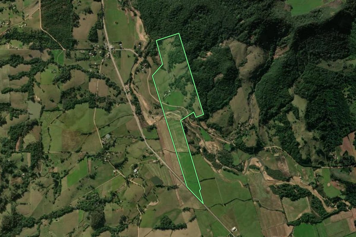 Imagem de satélite do imóvel rural em São João do Polêsine (RS), com o contorno declarado no CAR desenhado por cima.
