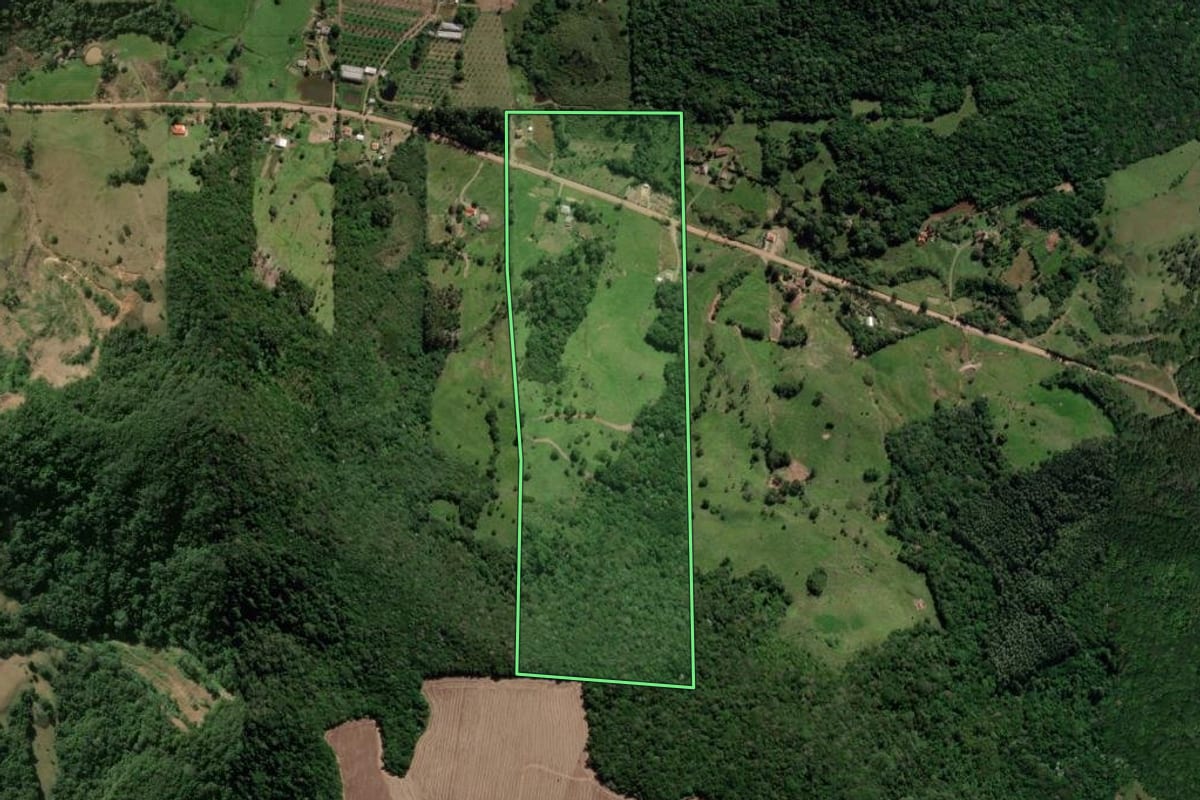 Imagem de satélite do imóvel rural em São João do Polêsine (RS), com o contorno declarado no CAR desenhado por cima.
