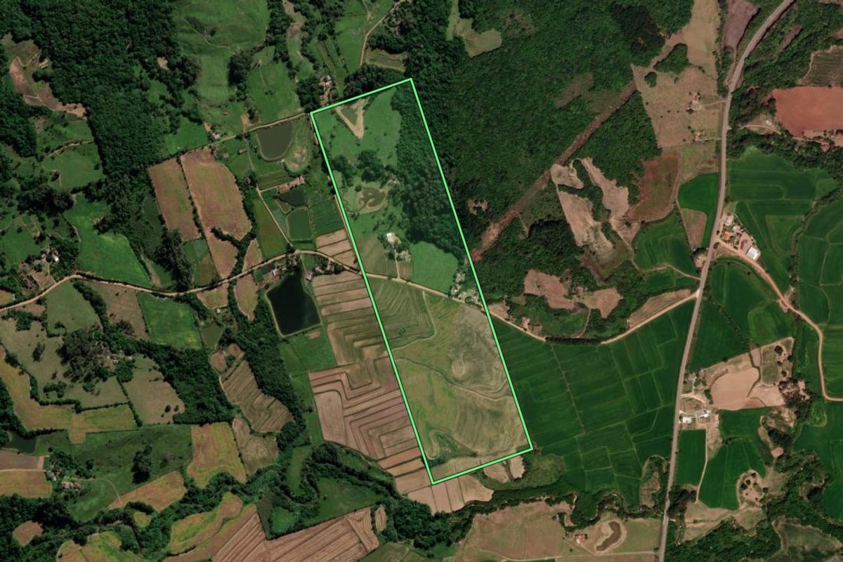 Imagem de satélite do imóvel rural em São João do Polêsine (RS), com o contorno declarado no CAR desenhado por cima.
