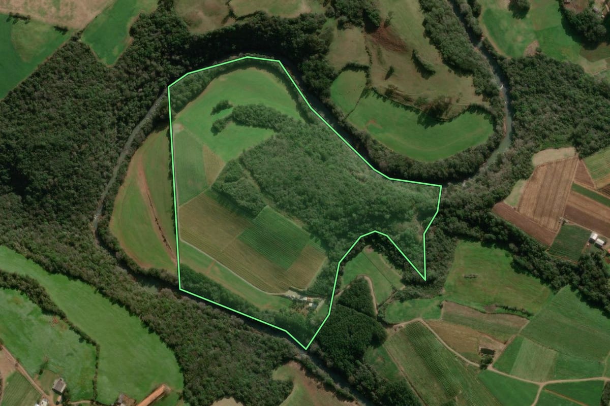 Imagem de satélite do imóvel rural em São Jorge (RS), com o contorno declarado no CAR desenhado por cima.