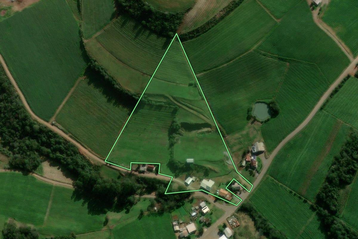 Imagem de satélite do imóvel rural em São Jorge (RS), com o contorno declarado no CAR desenhado por cima.