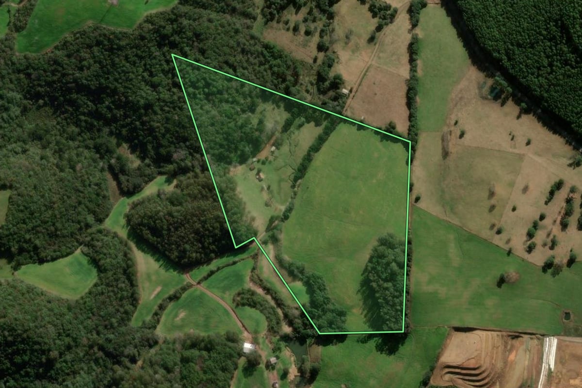 Imagem de satélite do imóvel rural em São Jorge (RS), com o contorno declarado no CAR desenhado por cima.