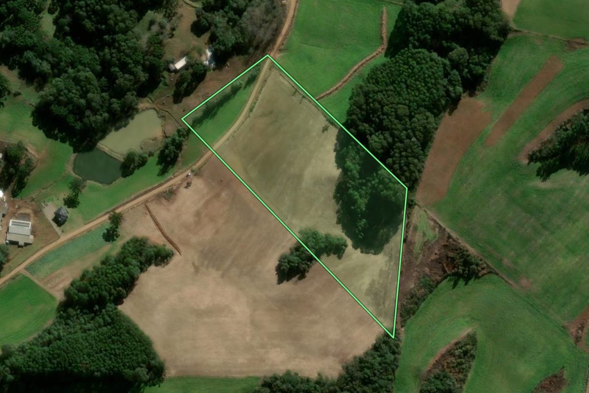 Imagem de satélite do imóvel rural em São Jorge (RS), com o contorno declarado no CAR desenhado por cima.