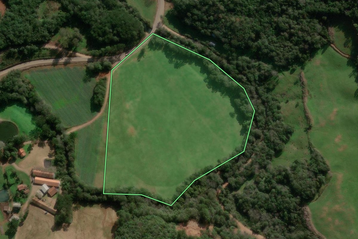 Imagem de satélite do imóvel rural em São Jorge (RS), com o contorno declarado no CAR desenhado por cima.