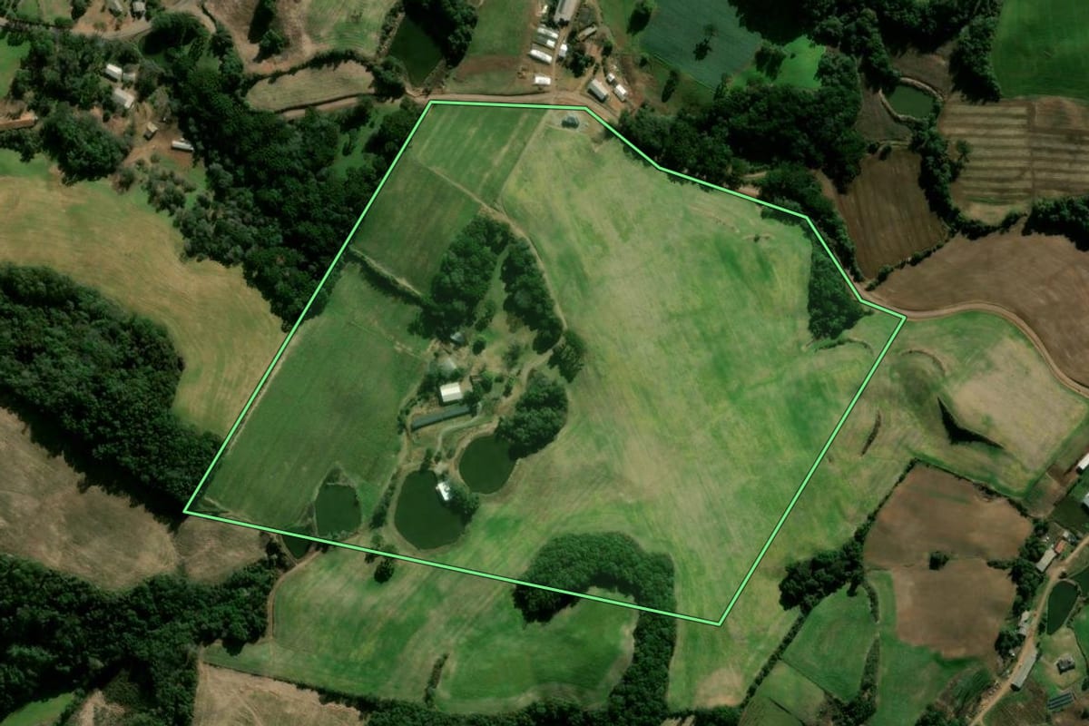 Imagem de satélite do imóvel rural em São Jorge (RS), com o contorno declarado no CAR desenhado por cima.