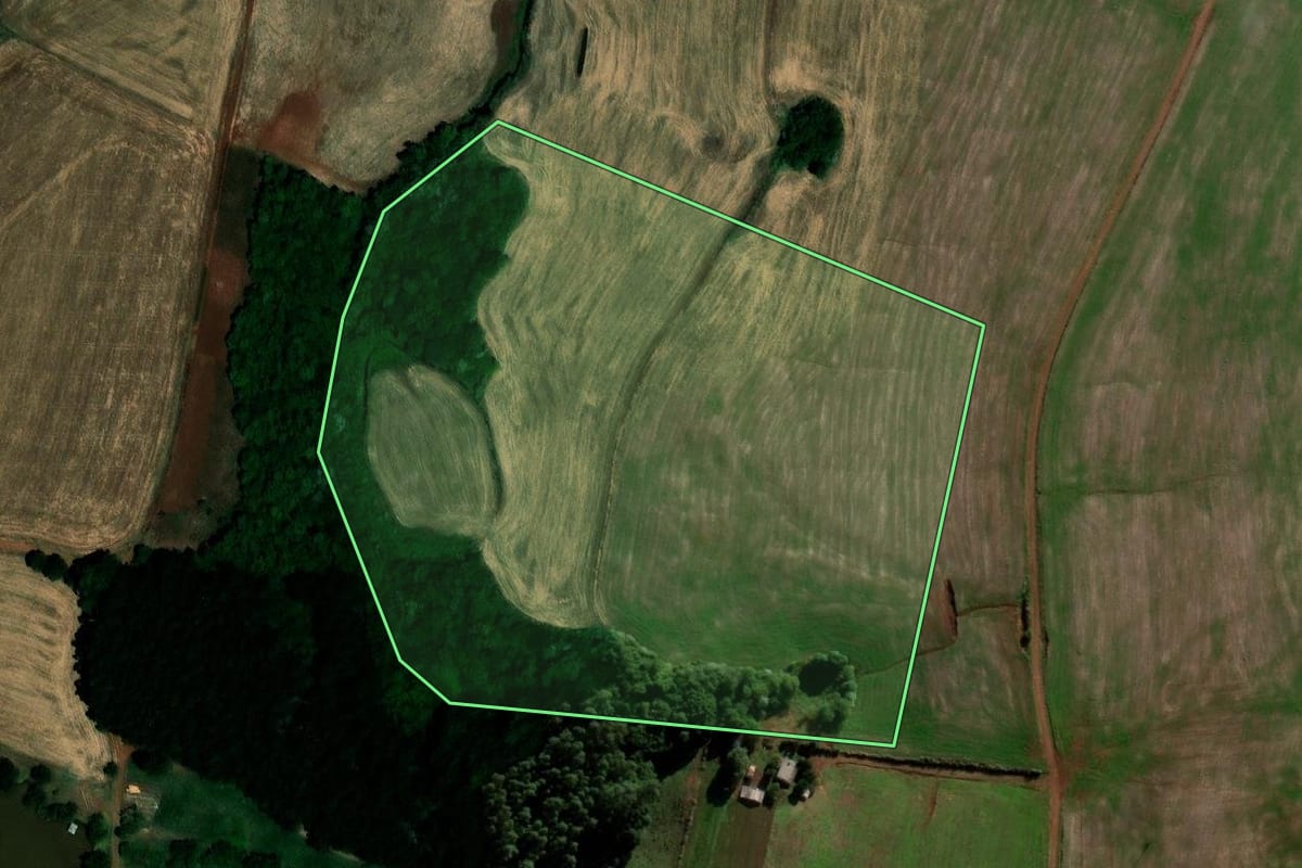 Imagem de satélite do imóvel rural em São José das Missões (RS), com o contorno declarado no CAR desenhado por cima.