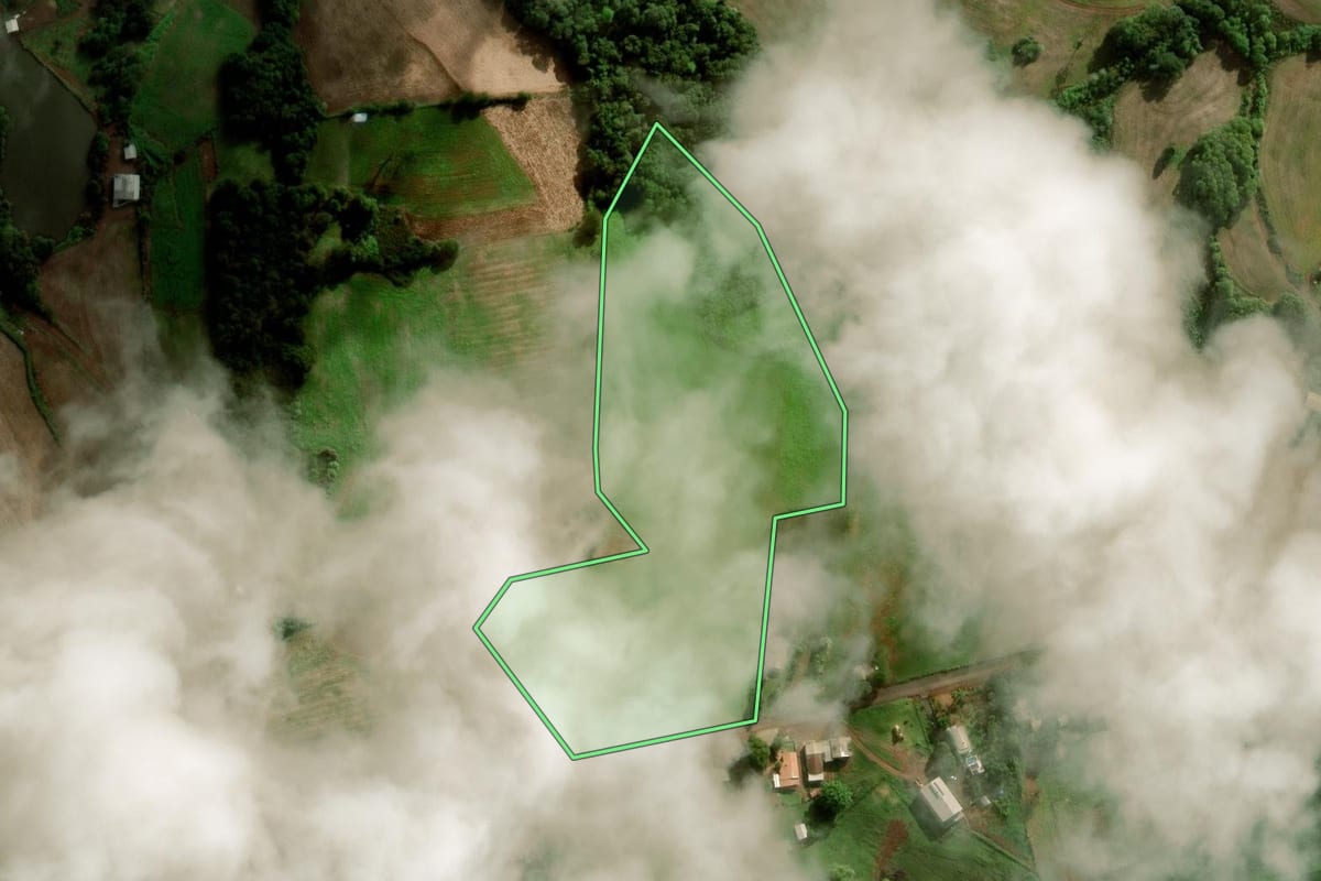 Imagem de satélite do imóvel rural em São José das Missões (RS), com o contorno declarado no CAR desenhado por cima.
