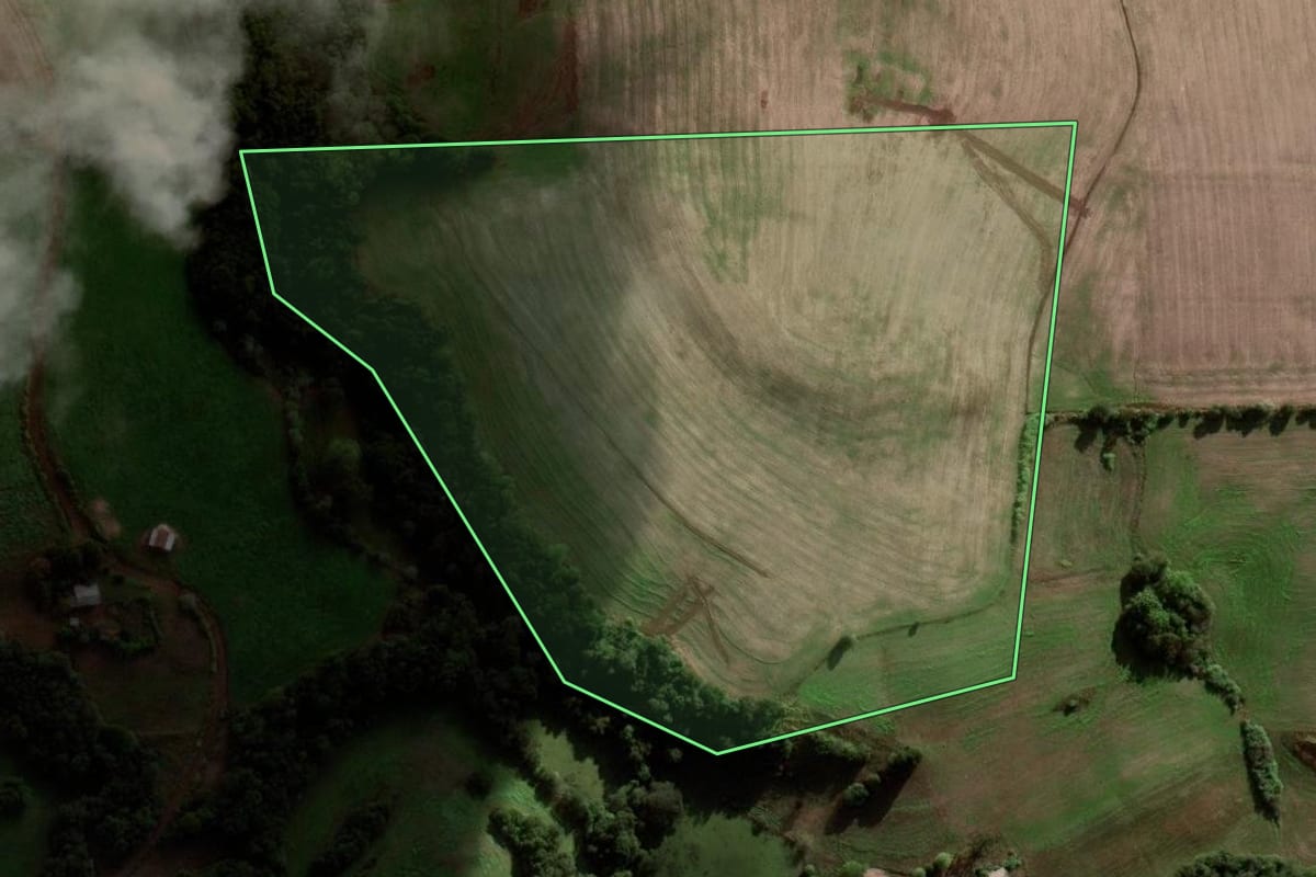 Imagem de satélite do imóvel rural em São José das Missões (RS), com o contorno declarado no CAR desenhado por cima.