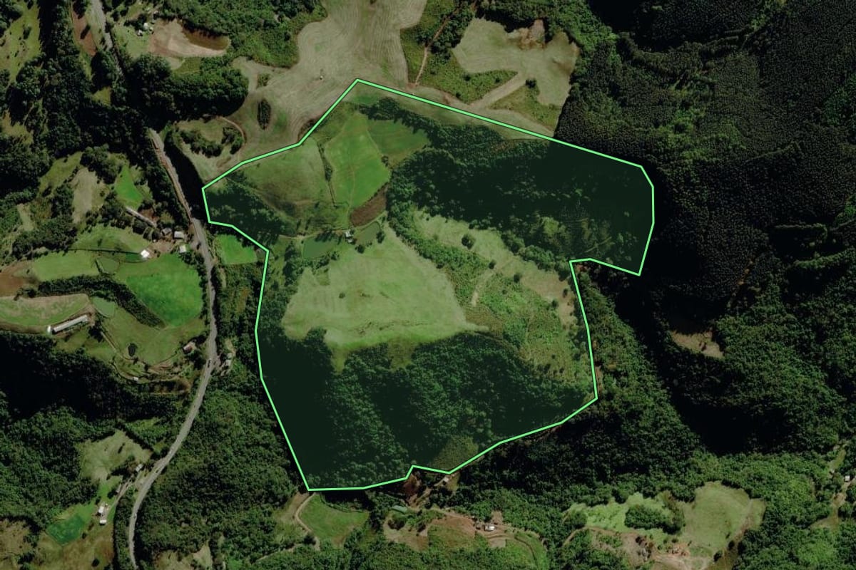 Imagem de satélite do imóvel rural em São José do Herval (RS), com o contorno declarado no CAR desenhado por cima.