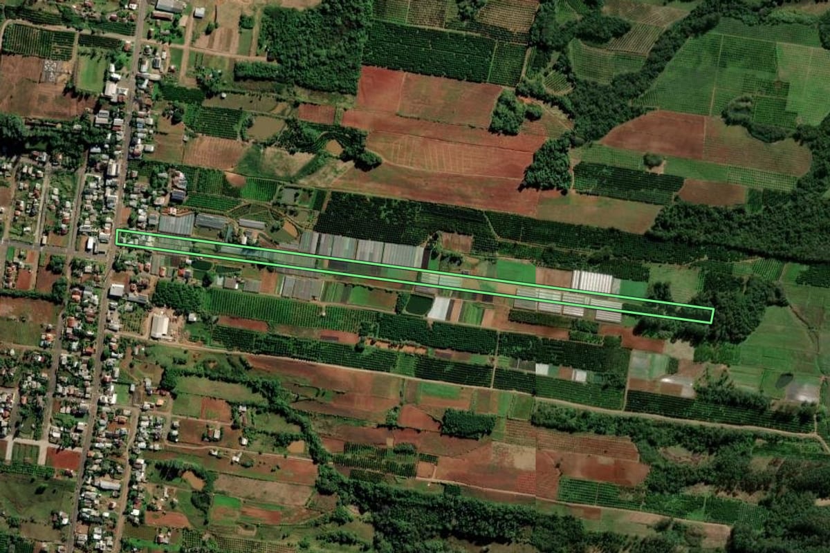 Imagem de satélite do imóvel rural em São José do Hortêncio (RS), com o contorno declarado no CAR desenhado por cima.
