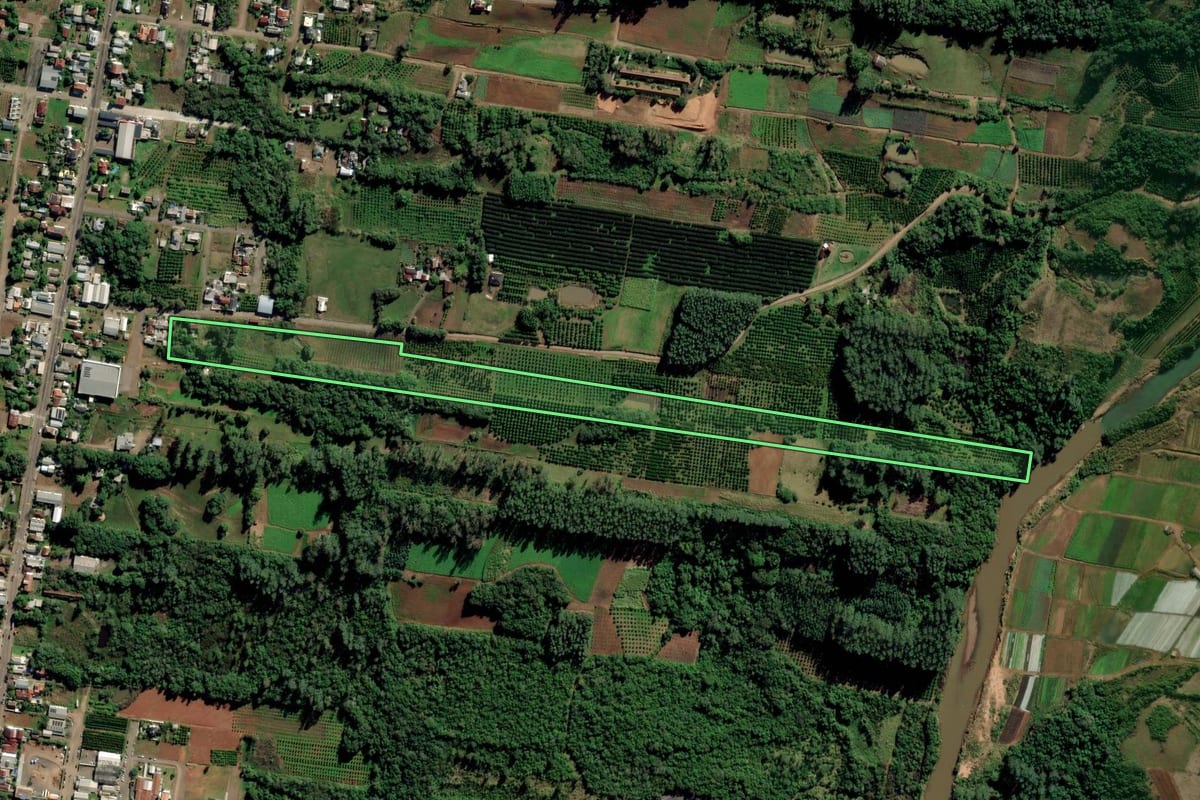 Imagem de satélite do imóvel rural em São José do Hortêncio (RS), com o contorno declarado no CAR desenhado por cima.