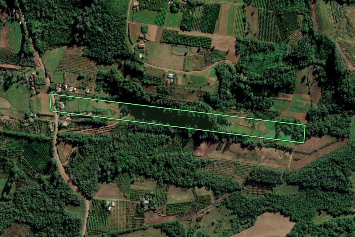 Imagem de satélite do imóvel rural em São José do Hortêncio (RS), com o contorno declarado no CAR desenhado por cima.