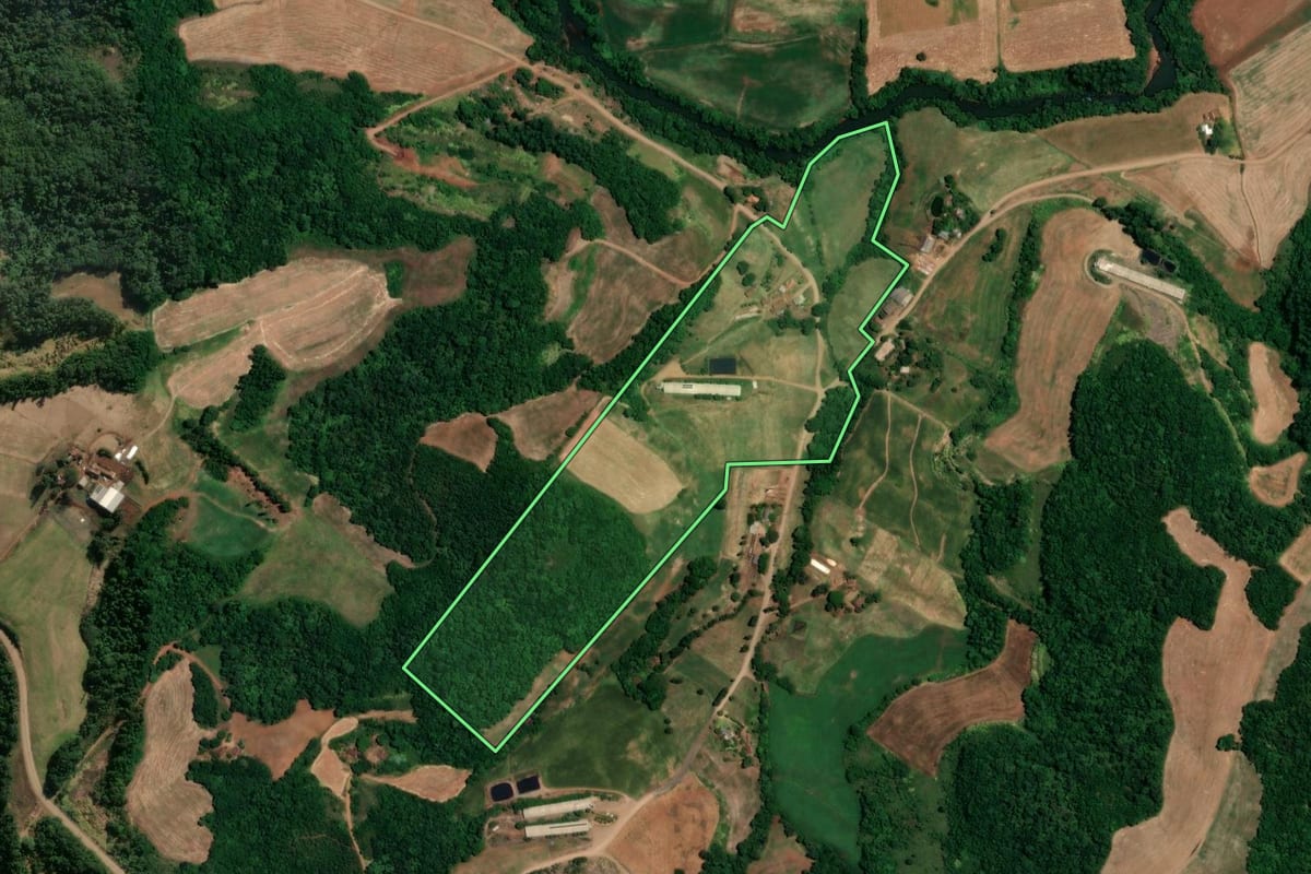 Imagem de satélite do imóvel rural em São José do Inhacorá (RS), com o contorno declarado no CAR desenhado por cima.