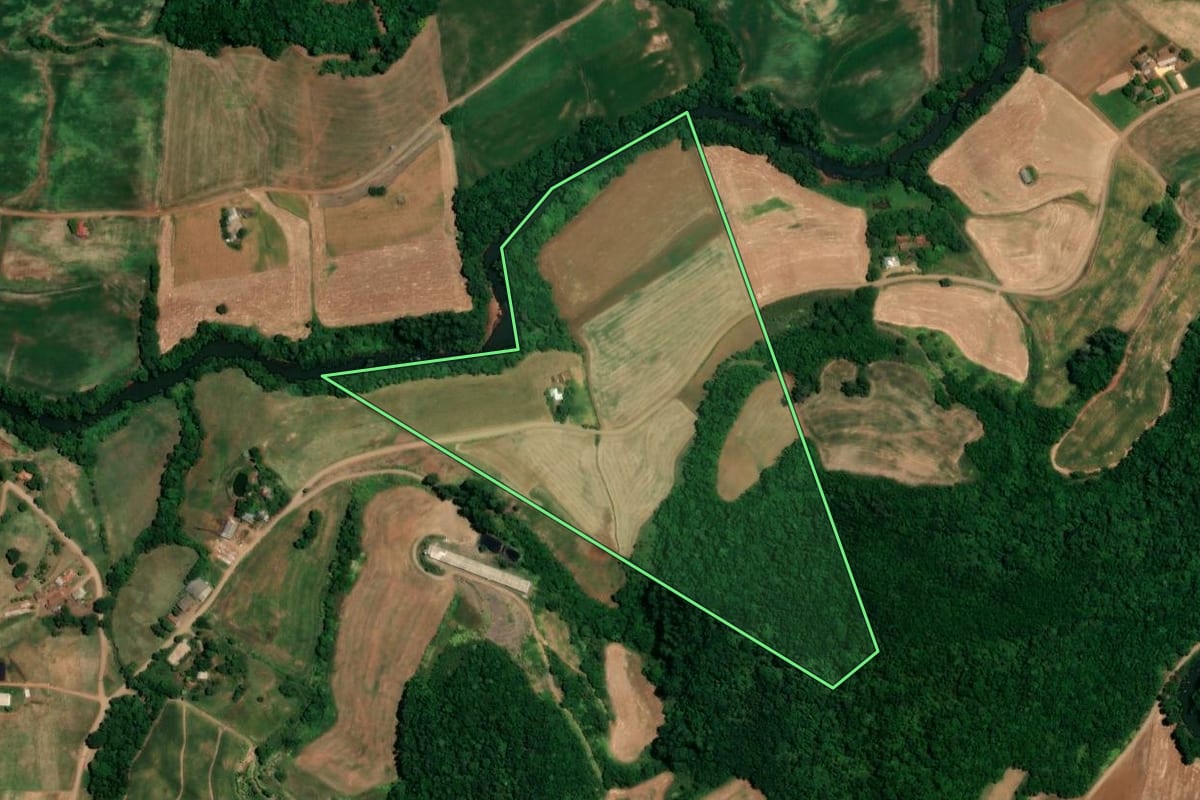 Imagem de satélite do imóvel rural em São José do Inhacorá (RS), com o contorno declarado no CAR desenhado por cima.