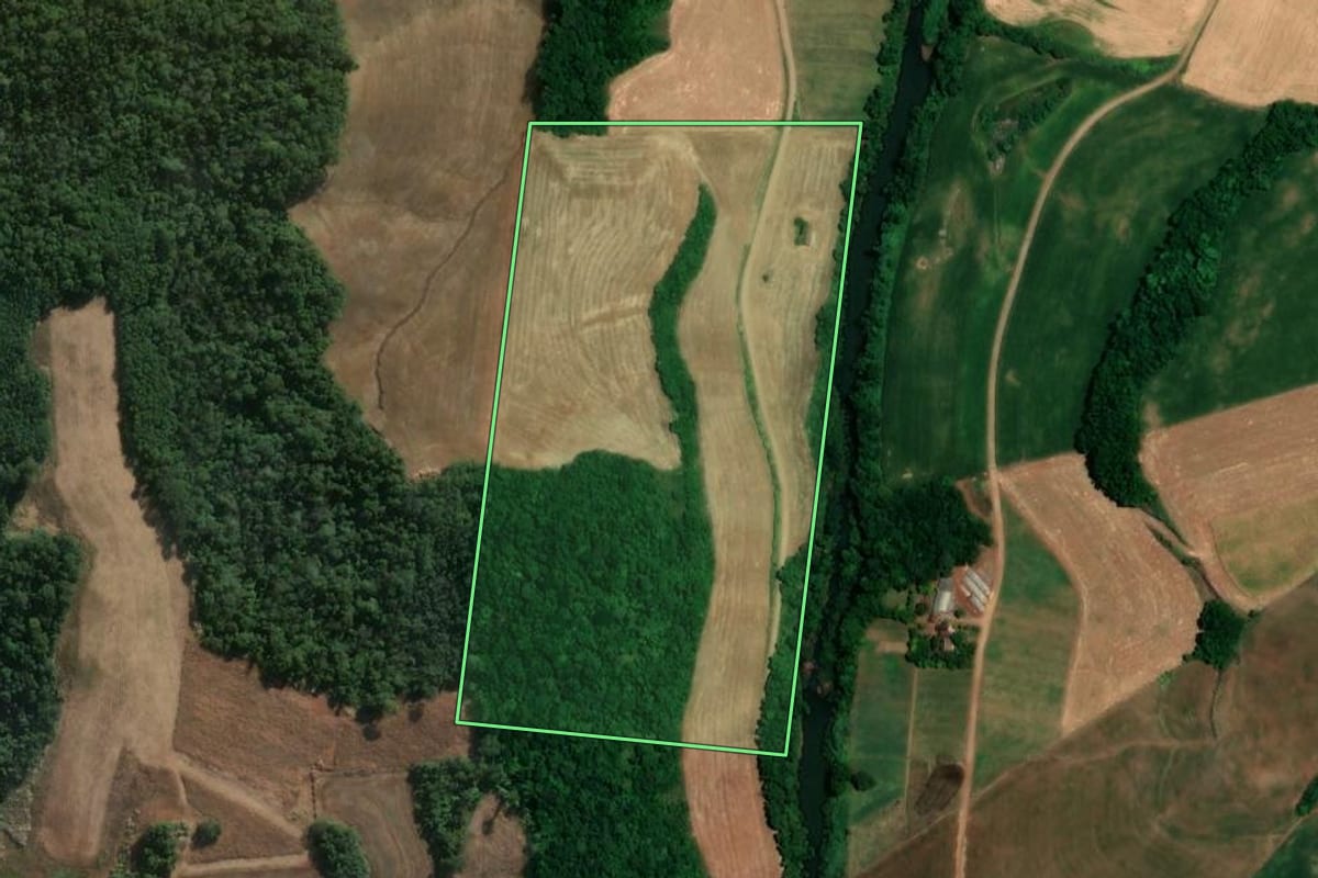 Imagem de satélite do imóvel rural em São José do Inhacorá (RS), com o contorno declarado no CAR desenhado por cima.