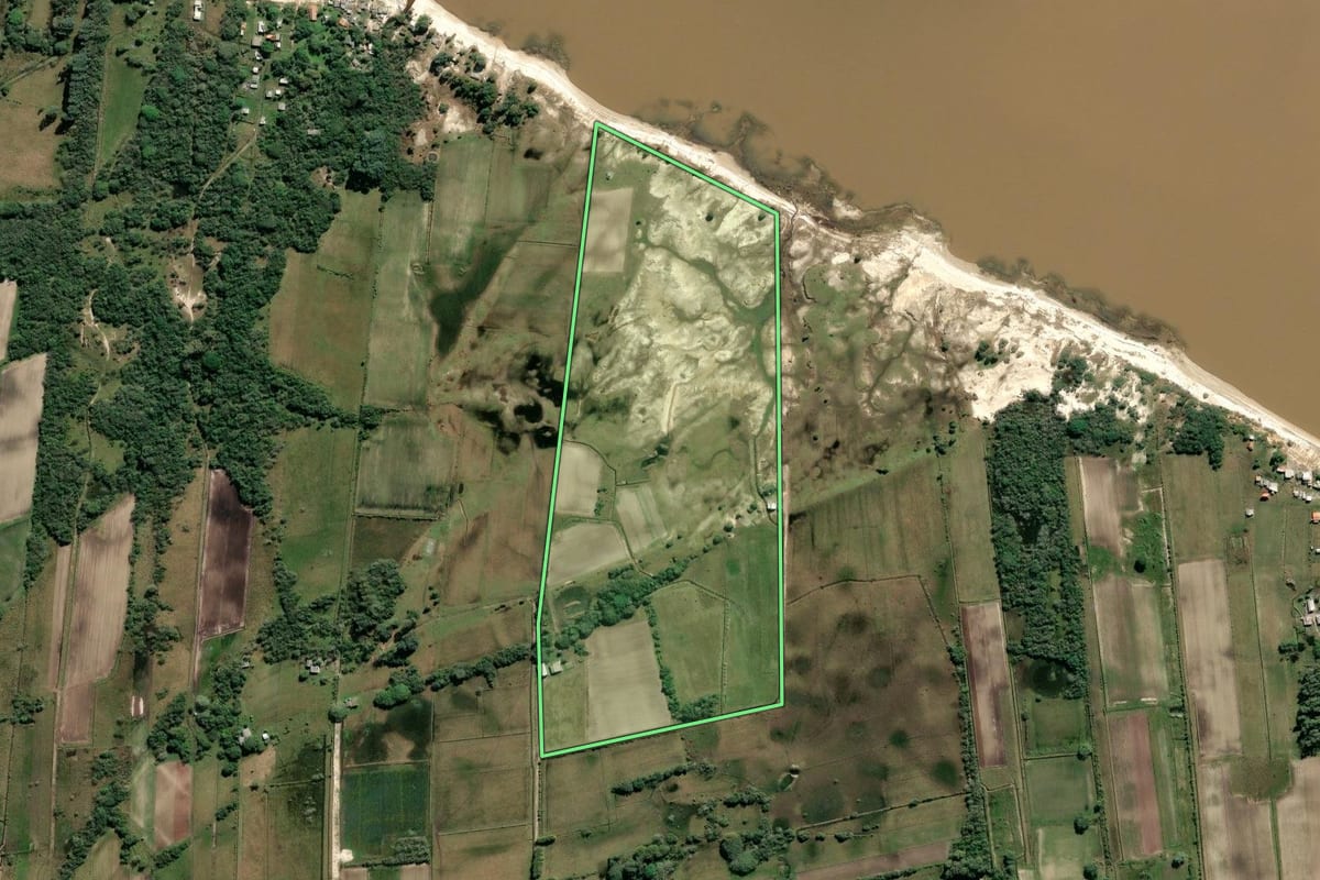 Imagem de satélite do imóvel rural em São José do Norte (RS), com o contorno declarado no CAR desenhado por cima.