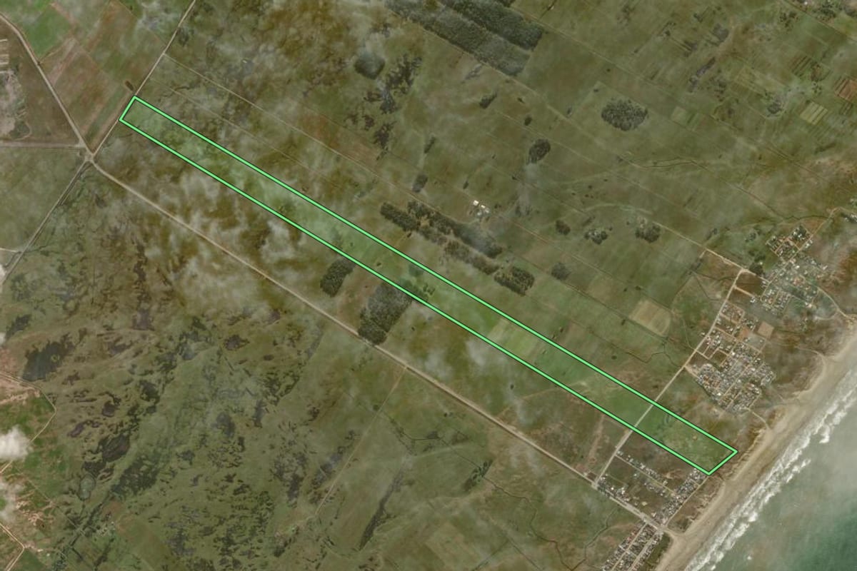 Imagem de satélite do imóvel rural em São José do Norte (RS), com o contorno declarado no CAR desenhado por cima.