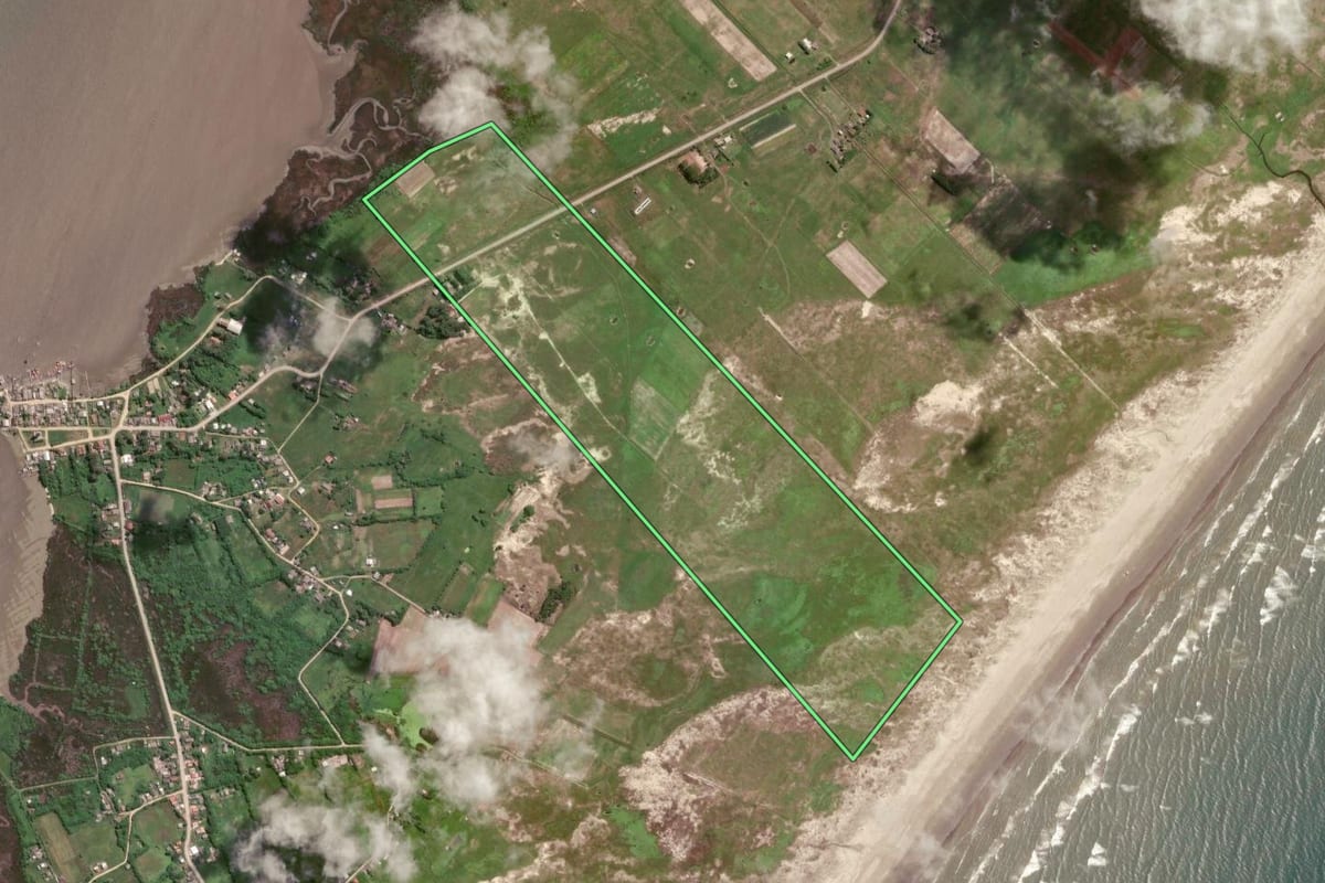 Imagem de satélite do imóvel rural em São José do Norte (RS), com o contorno declarado no CAR desenhado por cima.