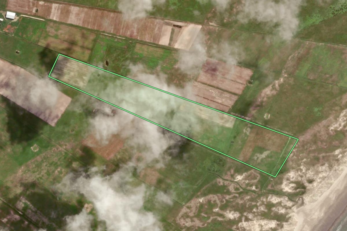 Imagem de satélite do imóvel rural em São José do Norte (RS), com o contorno declarado no CAR desenhado por cima.