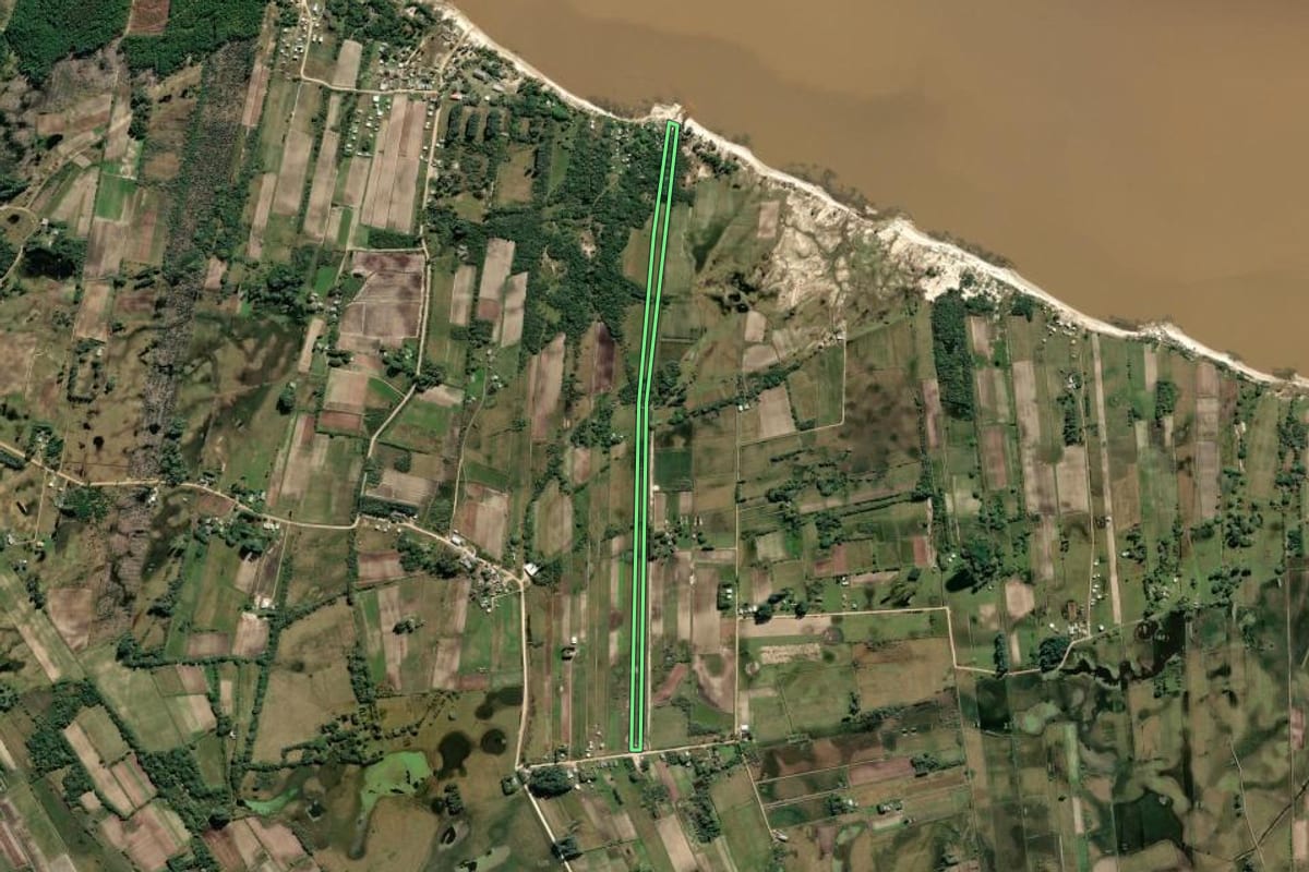 Imagem de satélite do imóvel rural em São José do Norte (RS), com o contorno declarado no CAR desenhado por cima.