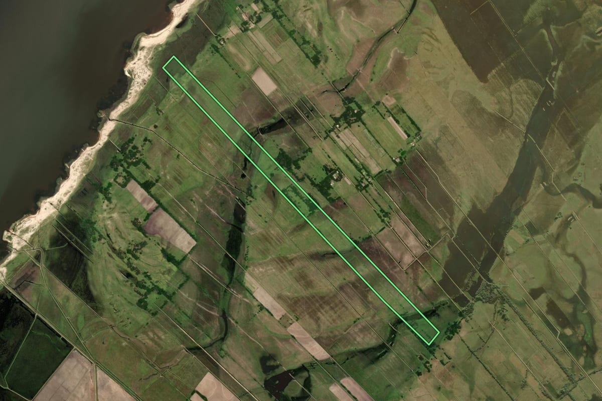 Imagem de satélite do imóvel rural em São José do Norte (RS), com o contorno declarado no CAR desenhado por cima.