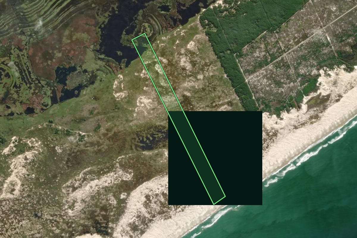 Imagem de satélite do imóvel rural em São José do Norte (RS), com o contorno declarado no CAR desenhado por cima.