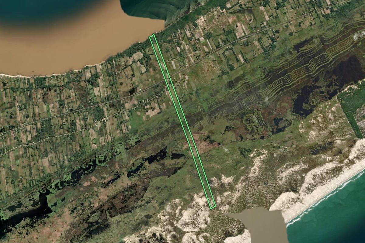 Imagem de satélite do imóvel rural em São José do Norte (RS), com o contorno declarado no CAR desenhado por cima.