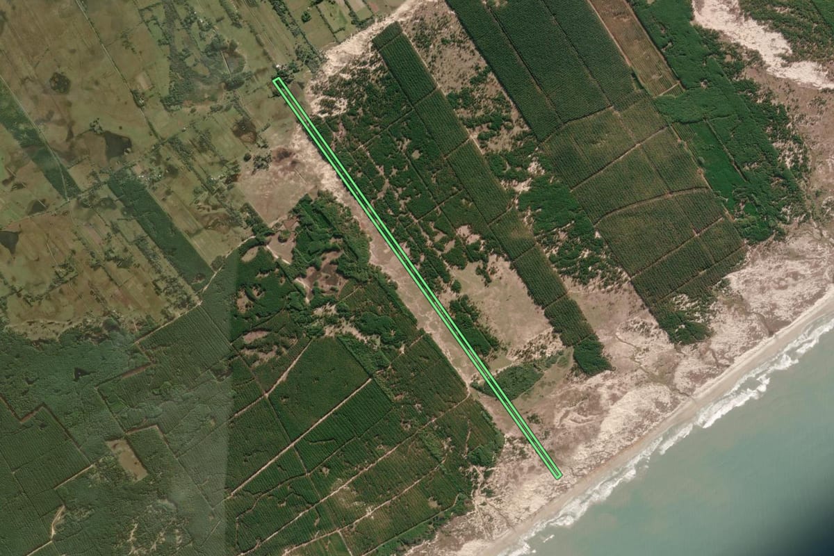 Imagem de satélite do imóvel rural em São José do Norte (RS), com o contorno declarado no CAR desenhado por cima.