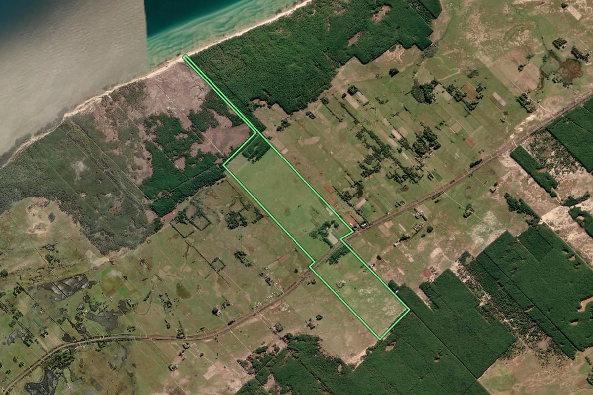 Imagem de satélite do imóvel rural em São José do Norte (RS), com o contorno declarado no CAR desenhado por cima.