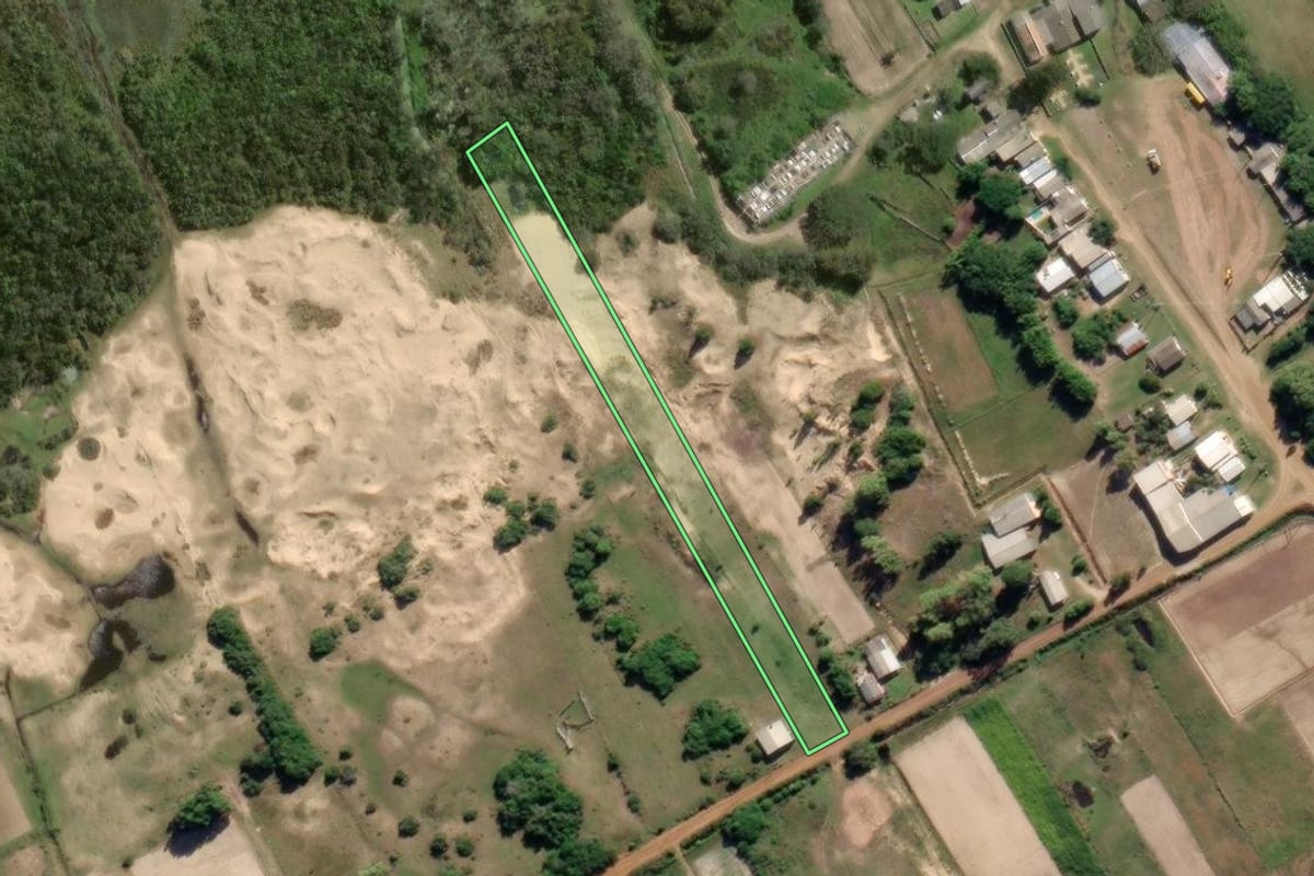 Imagem de satélite do imóvel rural em São José do Norte (RS), com o contorno declarado no CAR desenhado por cima.