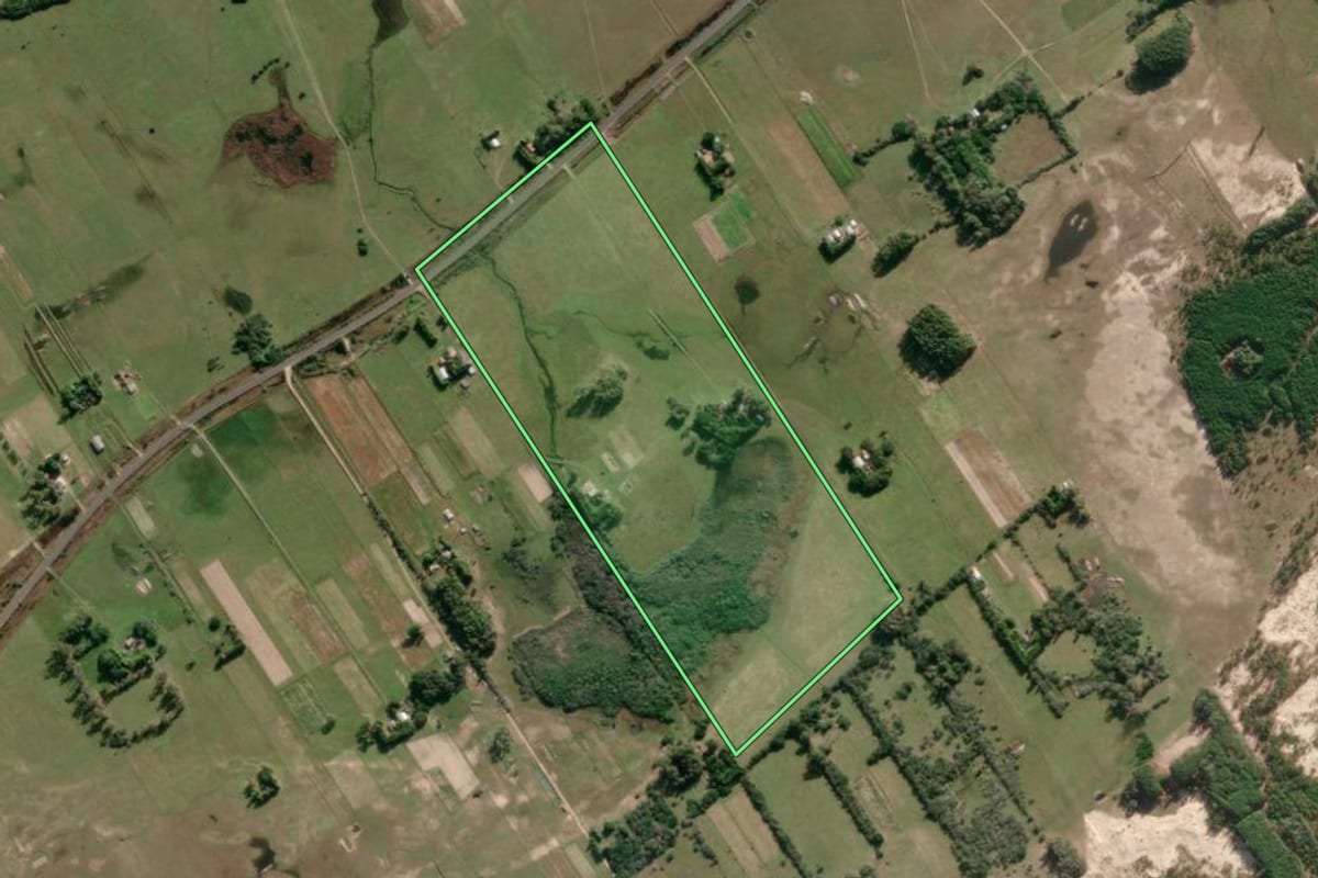 Imagem de satélite do imóvel rural em São José do Norte (RS), com o contorno declarado no CAR desenhado por cima.