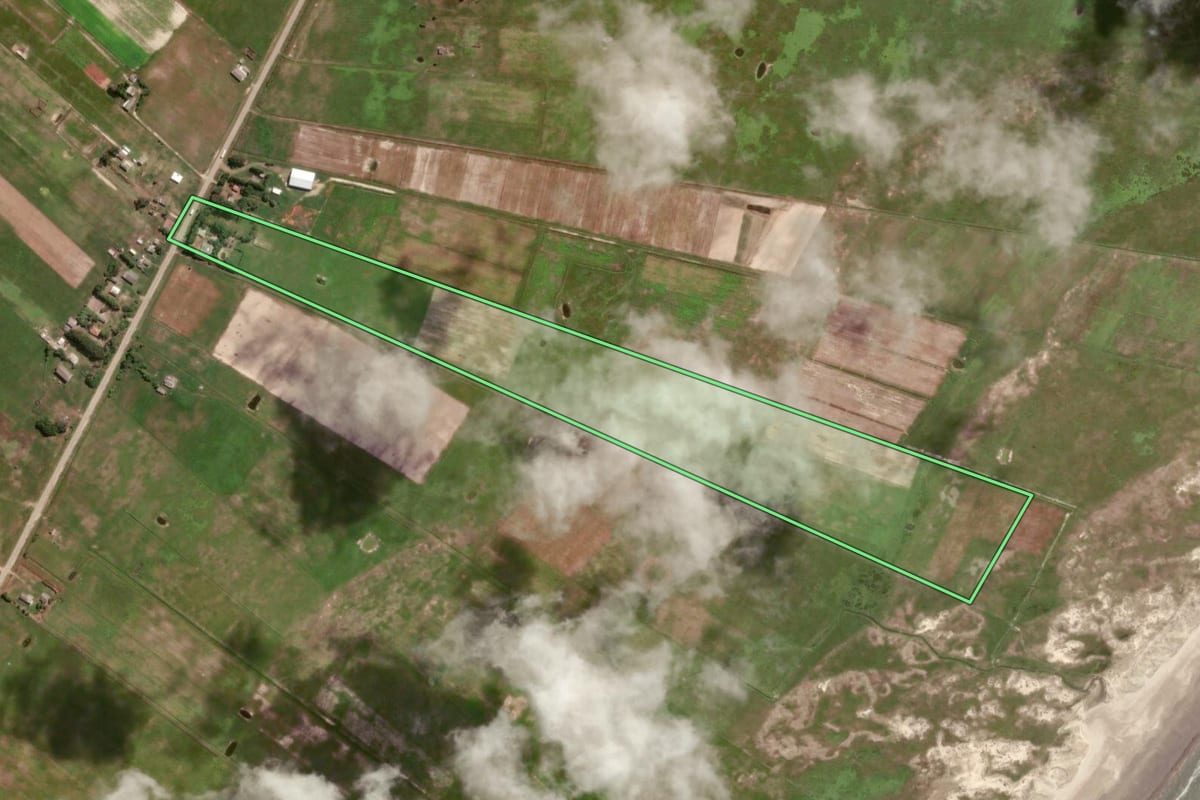 Imagem de satélite do imóvel rural em São José do Norte (RS), com o contorno declarado no CAR desenhado por cima.