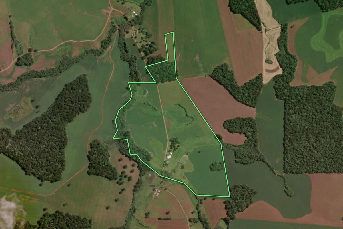 Imagem de satélite do imóvel rural em São José do Ouro (RS), com o contorno declarado no CAR desenhado por cima.